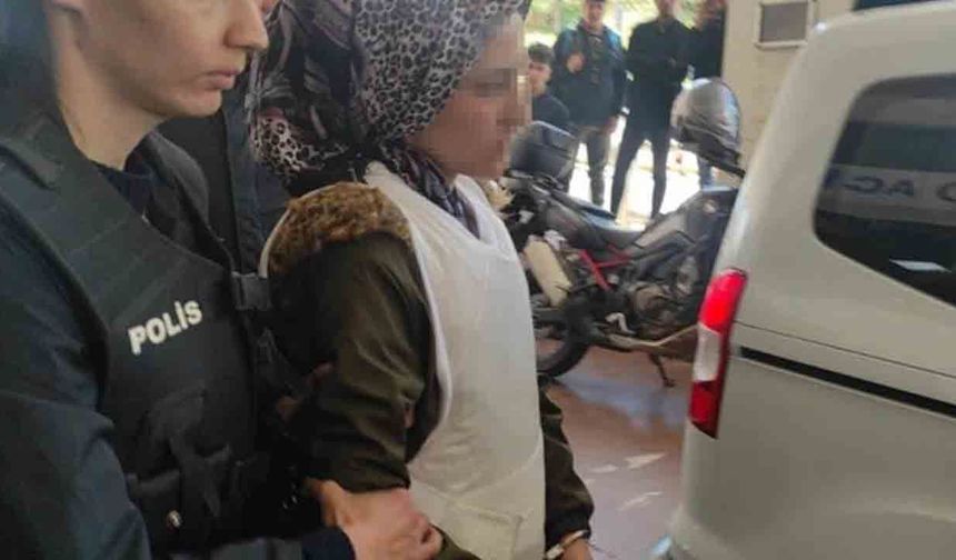 Şanlıurfa’da sokak ortasında yaşanan cinayet kan dondurdu. Kocasının kardeşi Ferdi B.’yi (41) bir süre kovalayan 33 yaşındaki Hülya B., yaşanan boğuşma sonrası kayınbiraderini silahla vurarak öldürdü. Herkesin gözü önünde yaşanan cinayet kameralara da yansırken, kayınbiraderinin cansız bedenin başında bekleyen Hülya B. "Beni kirletti, şantaj yaptı!" diye bağırdı. Polisin gelmesiyle teslim olan kadının emniyetteki ilk ifadesi ortaya çıktı.