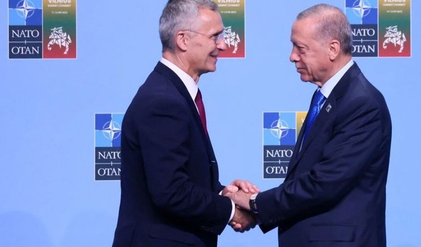 6 LİDER İLE GÖRÜŞTÜ
Cumhurbaşkanı Recep Tayyip Erdoğan, Litvanya'nın başkenti Vilnius'ta düzenlenen NATO Devlet ve Hükümet Başkanları Zirvesi'nde, ikili görüşmeler gerçekleştiriyor. Zirve kapsamında ikili görüşmelerde de bulunan Erdoğan, şu ana kadar Fransa Cumhurbaşkanı Emmanuel Macron, İngiltere Başbakanı Rishi Sunak, Kanada Başbakanı Justin Trudeau, İtalya Başbakanı Giorgia Meloni ive Almanya Şansölyesi Olaf Scholz ile bir araya geldi. Cumhurbaşkanı Erdoğan, daha sonra ABD Başkanı Joe Biden ile görüştü.
Erdoğan, zirve kapsamında, liderlerle görüşmelerine ilişkin sosyal medya hesabından da paylaşımda bulundu.