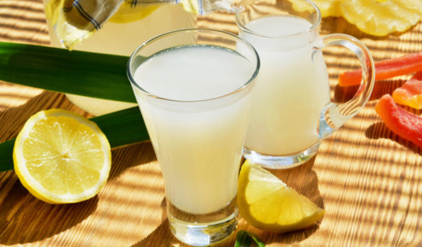 Prebiyotik soda:
Probiyotik gazlı içecekler, sağlıklı kabarcıklı içeceklerdir. Yararlı böcekleri optimize ederek, kilo vermenize ve onu uzak tutmanıza yardımcı olabilecek bağışıklık sisteminizi geliştireceksiniz. Prebiyotikler sadece bağırsaklarınızdaki dost bakterileri iyileştirmeye yardımcı olmakla kalmaz, aynı zamanda diyetinizden yüzlerce kaloriyi azaltmanıza da yardımcı olur. Probiyotikli sodadan içerek, zayıflamanıza destek olabilir, metabolizmanızı hızlandırarak yağ yakımınızı kolaylaştırabilirsiniz.