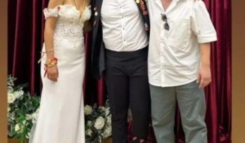 Modern gelinliği ve fit vücudu ile dikkatleri üzerine çeken Metin Yavuz’un eşi Ecem Eseler, sosyal medyada büyük beğeni topladı. 

