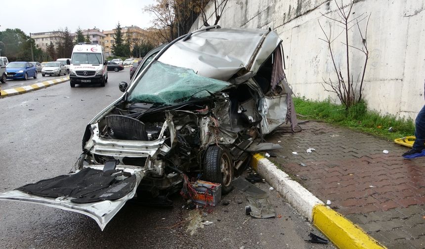 Kartal'da iki araç çarpıştı: 1 ölü