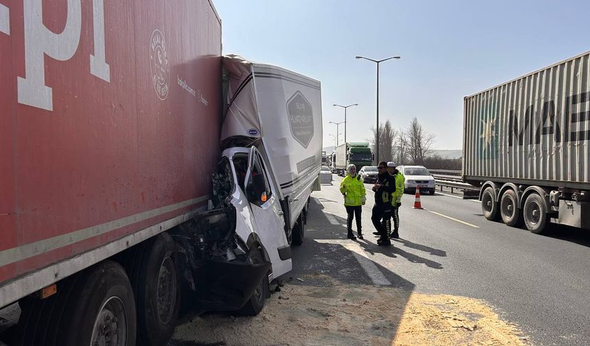 Çatalca'da TIR'a çarpan kamyonet hurdaya döndü
