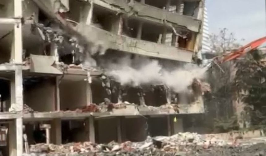Gayrettepe'deki 'Birinci Şube' binası yıkıldı