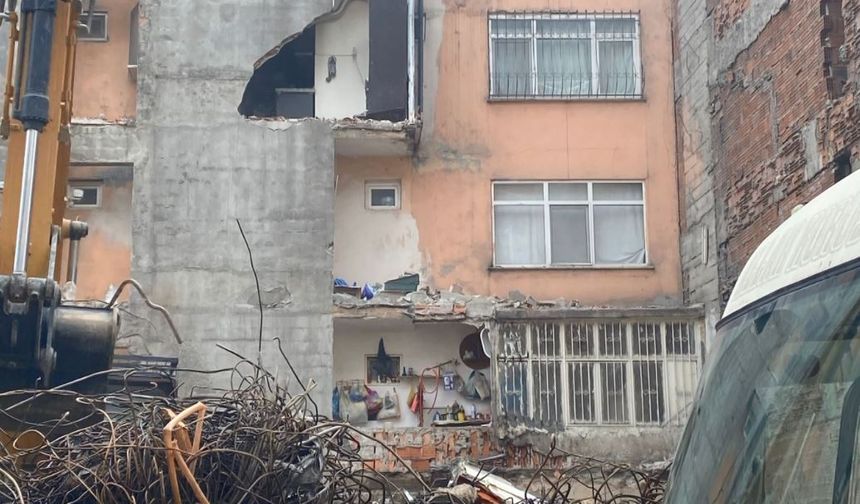 Güngören’de bina yıkımı yapan kepçe bitişik apartmandaki mutfak duvarını yıktı