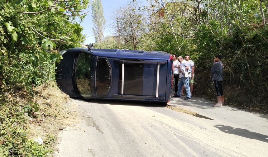 Ümraniye'de el freni çekilmeyen otomobil yokuş aşağı kayarak takla attı