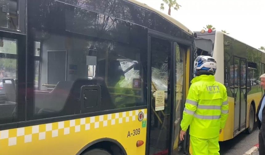 Fatih'te durağa yanaşan İETT otobüsü, başka bir otobüse çarptı: Bazı yolcular hafif şekilde yaralandı