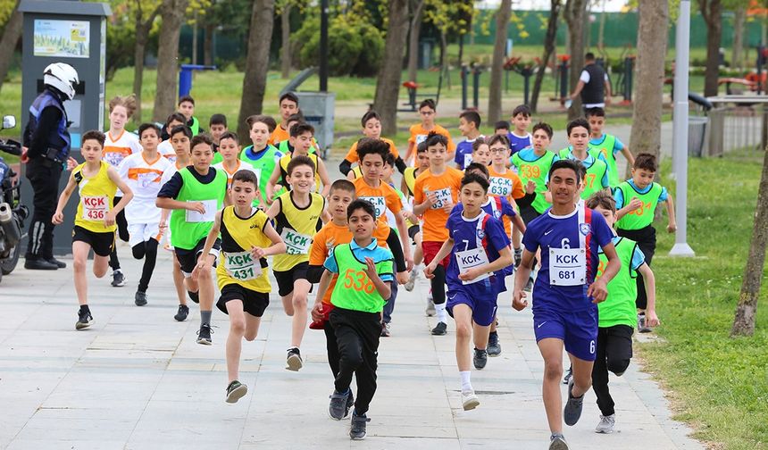 Küçükçekmece’de öğrenciler 23 Nisan koşusunda yarıştı