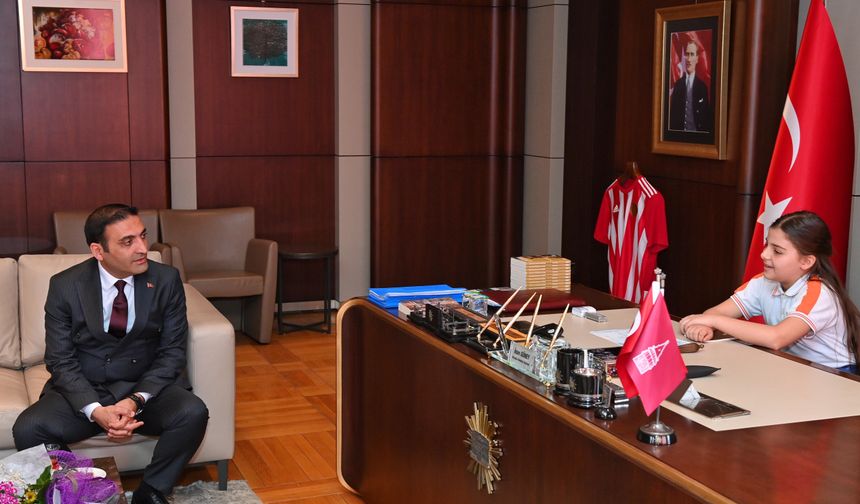 Beyoğlu Belediyesi’nin başkanlık koltuğuna küçük Elif oturdu