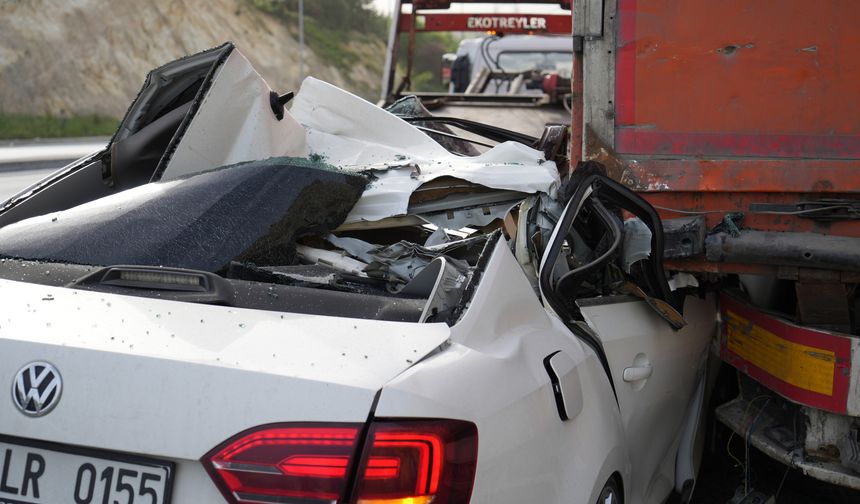 Arnavutköy’de kontrolden çıkan otomobil otoyolda duran tıra çarptı: 2 yaralı