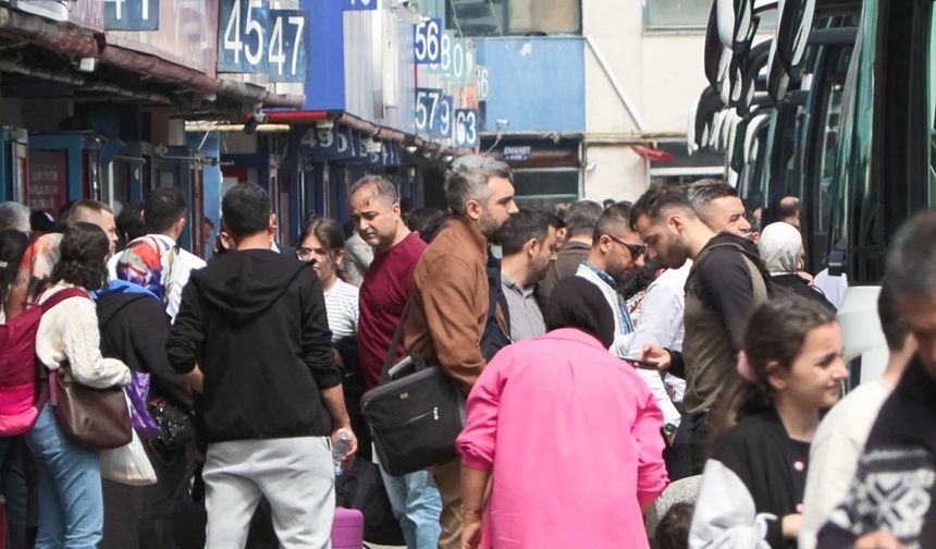 Bayrampaşa'daki 15 Temmuz Demokrasi Otogarında bayram dönüşü hareketliliği
