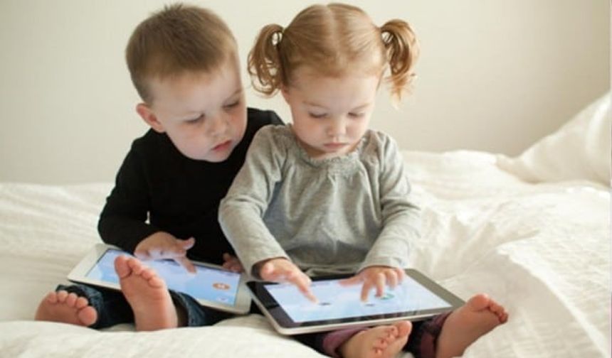  İki yaşında tablet kullanan çocuk, 10 yıl masa başında çalışan gibi fıtık olabilir