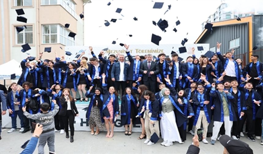 Sultangazi Belediyesi ilçedeki tüm liselerde mezuniyet töreni düzenliyor