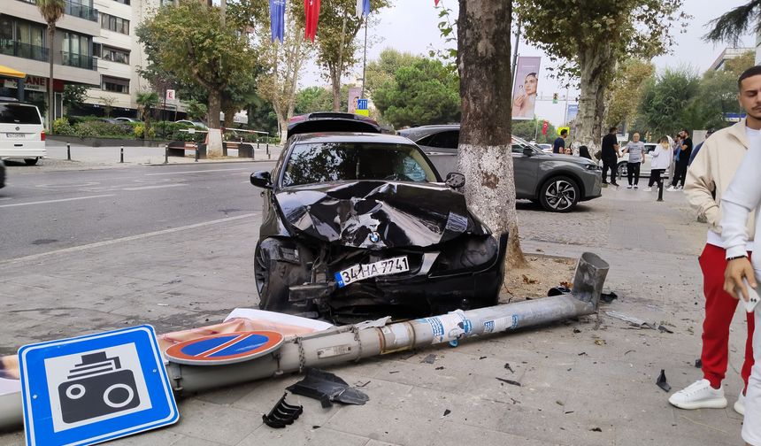 Kadıköy'de sürücüsünün kontrolünden çıkan otomobil aydınlatma direğine çarptı