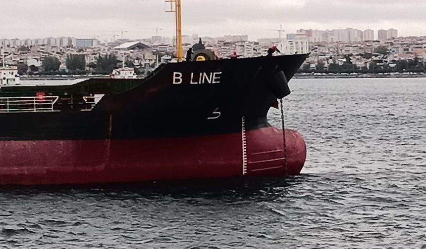 İstanbul Boğazında makine arızası yapan kuru yük gemisi Ahırkapı'ya çekildi