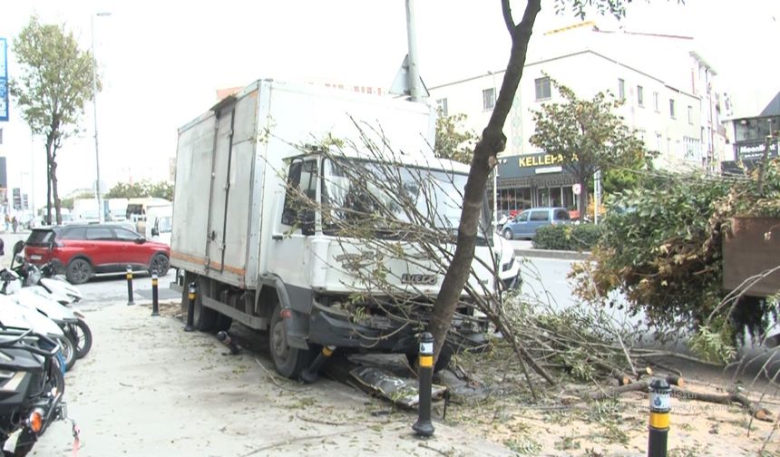 Freni boşalan kamyon kaldırıma girdi