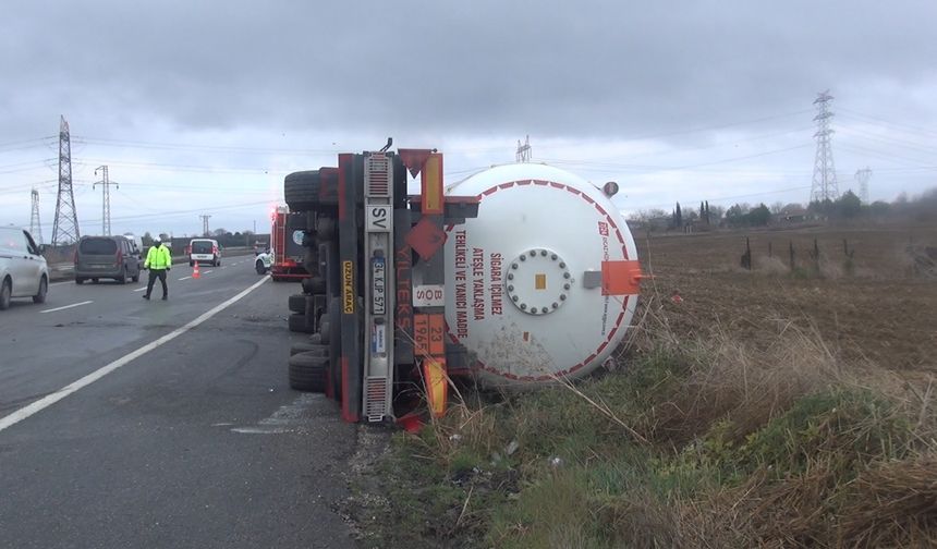 Silivri'de gaz yüklü tanker devrildi: 2 yaralı