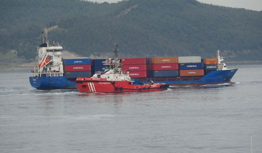 Çanakkale Boğazı'nda bekleyen arızalı gemi, römorkör tarafından çekildi