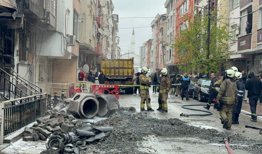 Esenyurt’ta faciadan dönüldü, İSKİ çalışması sırasında delinen gaz borusu binalara hasar verdi