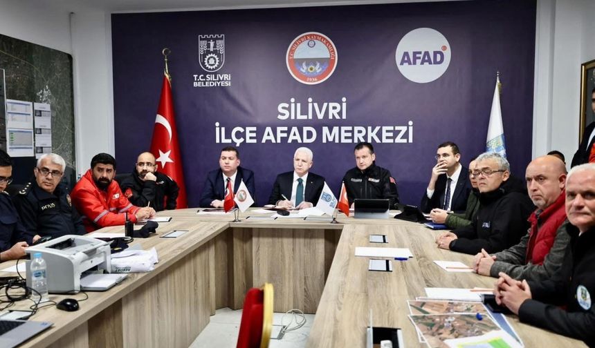 İstanbul Valisi Davut Gül, depremin ardından çalışmaları değerlendirdi