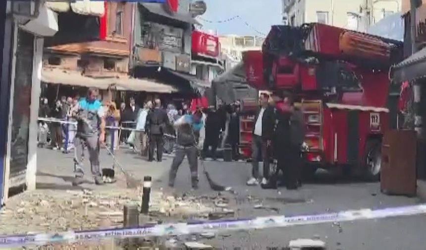Beşiktaş Çarşı'da 4 katlı binanın çatısından kopan parçalar caddeye düştü