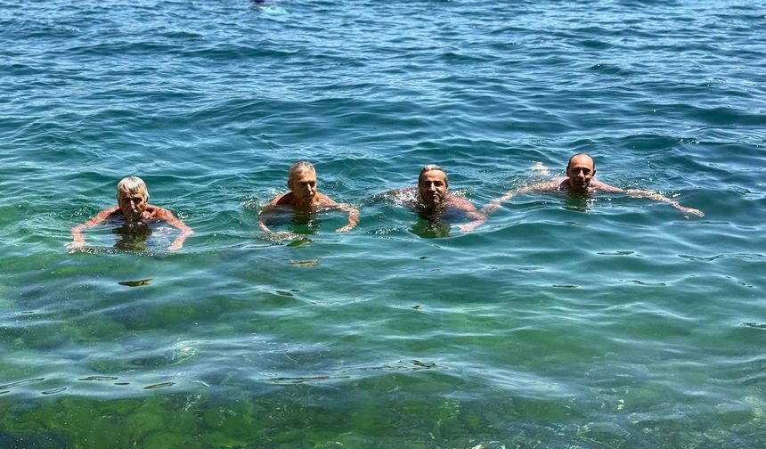 Termometreler 36 dereceyi gösterdi: Sıcaktan bunalan vatandaşlar sahile akın etti