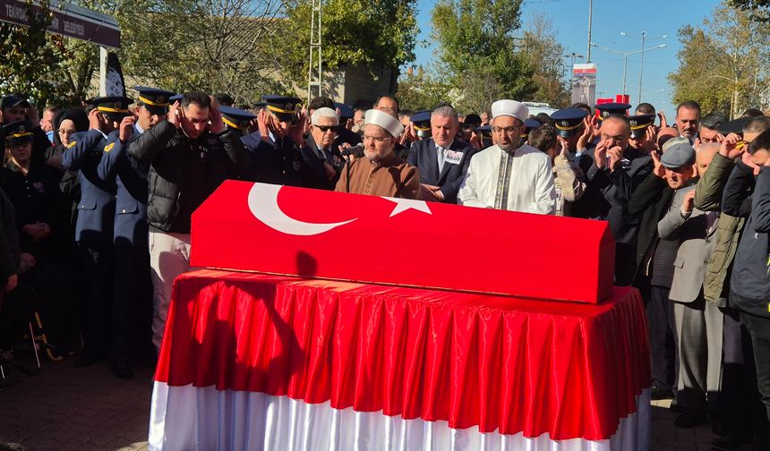 Binlerce kişi şehidini uğurladı