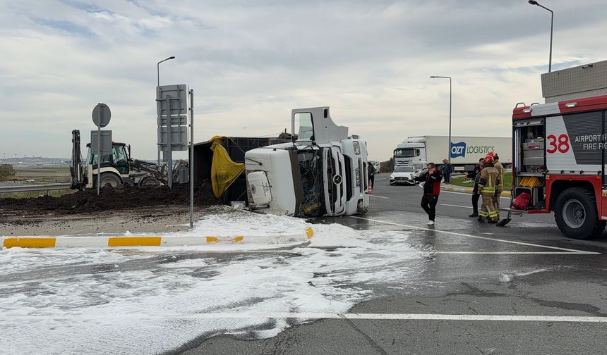 İstanbul Havalimanı'nda gübre yüklü kamyon devrildi