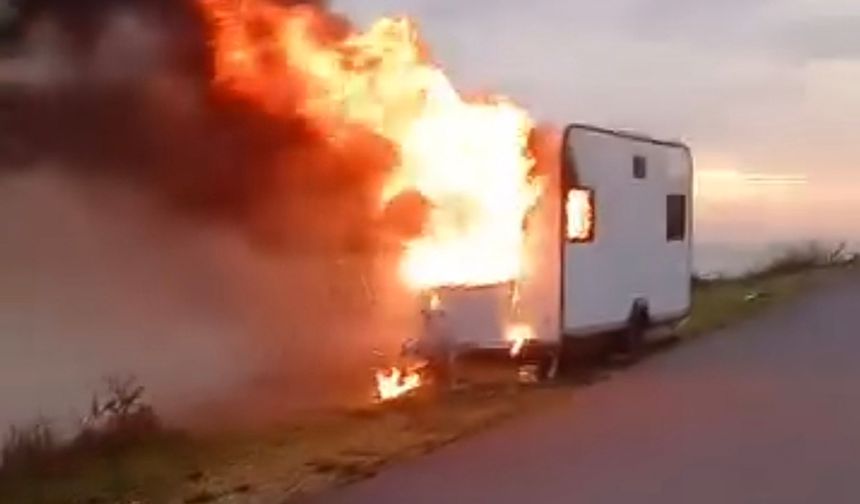 Çatalca'da park halindeki karavan alev alev yandı