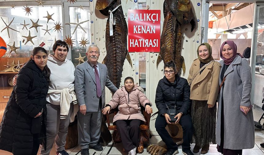 Özel gereksinimli bireyler, Türkiye Deniz Canlıları Müzesi’ni ziyaret etti