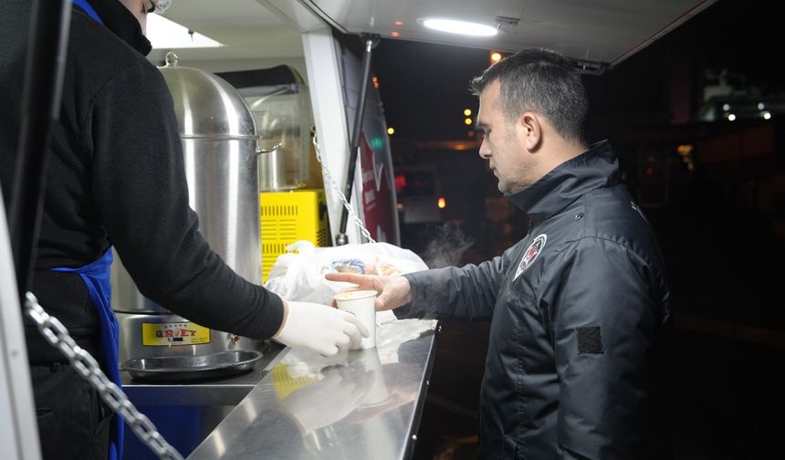 Kartal Belediyesi'nden vatandaşlara sıcak çorba ikramı