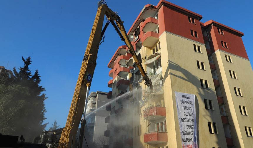 Deprem hazırlıklarının sürdüğü Büyükçekmece’de riskli bir site daha yıkıldı