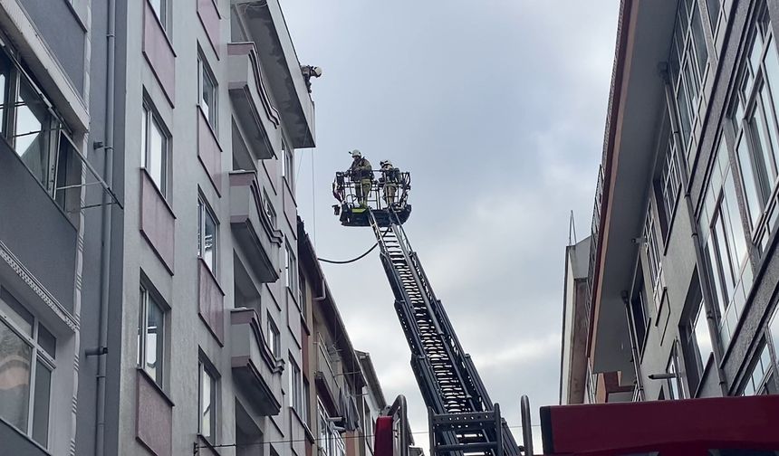 Şişli'deki çatı yangını paniğe neden oldu