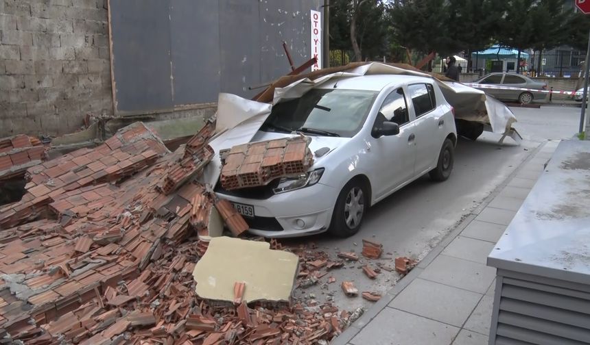 Maltepe'de inşaatın istinat duvarı arabanın üzerine yıkıldı