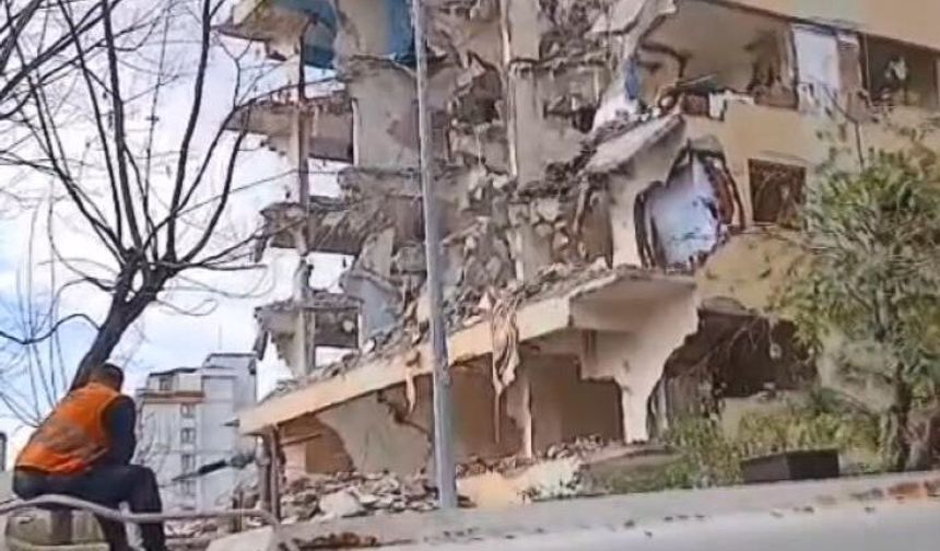 Bağcılar'da 8 katlı bina yıkım sırasında çöktü