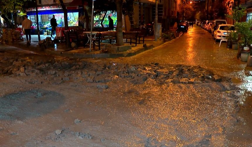 Küçükçekmece'de yağışın ardından çöken yola 2 kişi ve 2 hafif ticari araç düştü