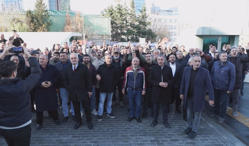 Sarıyer'de günü değiştirilen semt pazarının esnafı belediye binasının önünde eylem yaptı