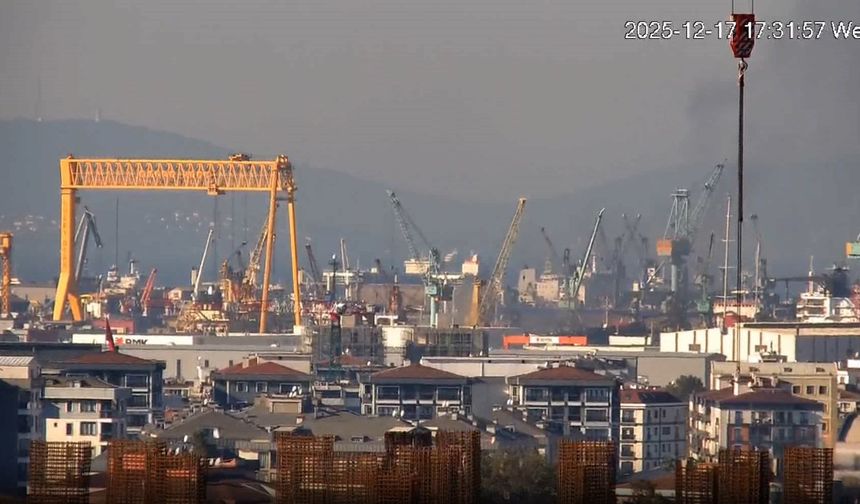 Tuzla'da tersanede gemide yangın