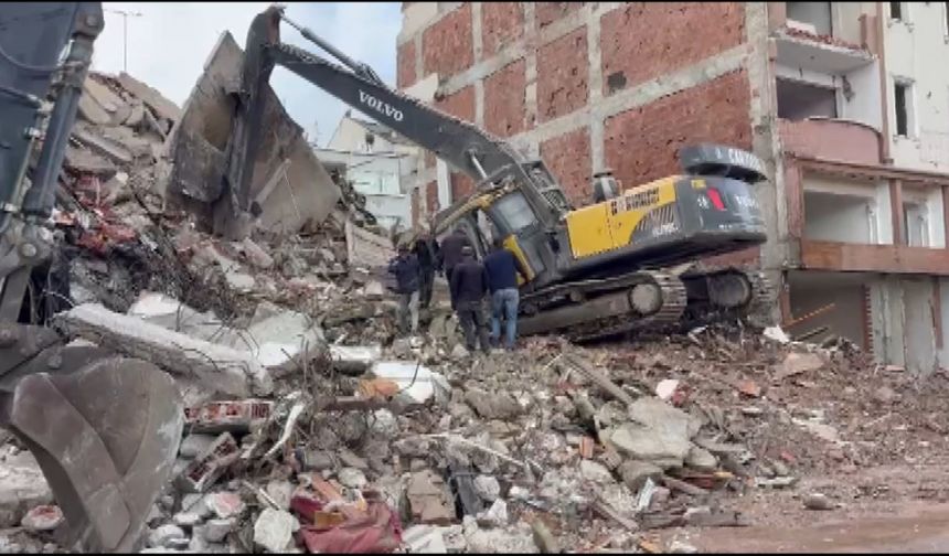 Zeytinburnu'nda kontrollü yıkımda beton parçaları düştü; iş makinesi operatörü yaralandı