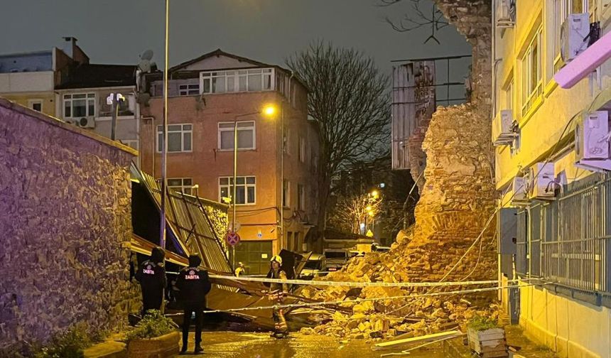 Beyoğlu'nda tarihi binanın duvarı çöktü