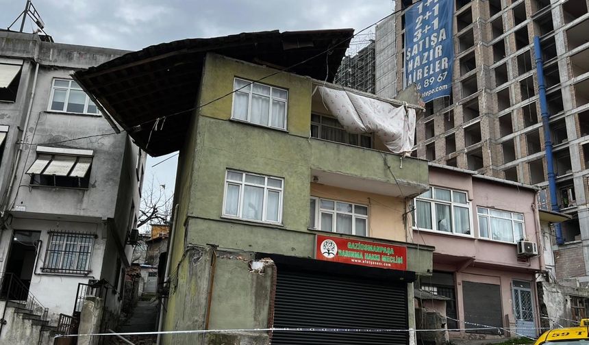 Gaziosmanpaşa'da evin çatısı uçtu, araçlar hasar gördü