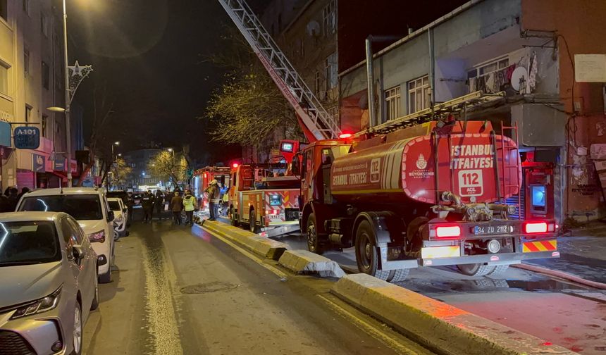 Beyoğlu’nda 4 katlı iş yerinde yangın