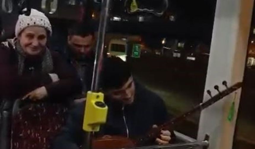 Otobüste çalınan türküler yolculara keyifli anlar yaşattı