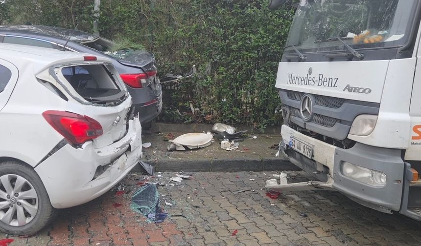 Başakşehir'de yokuştan kayan TIR 5 araca çarptı;