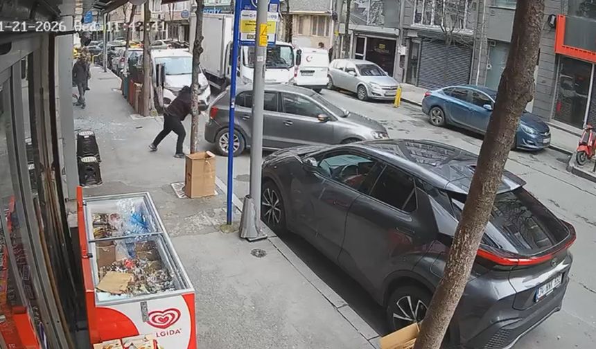 Park halindeki araç kuaför dükkanına girdi