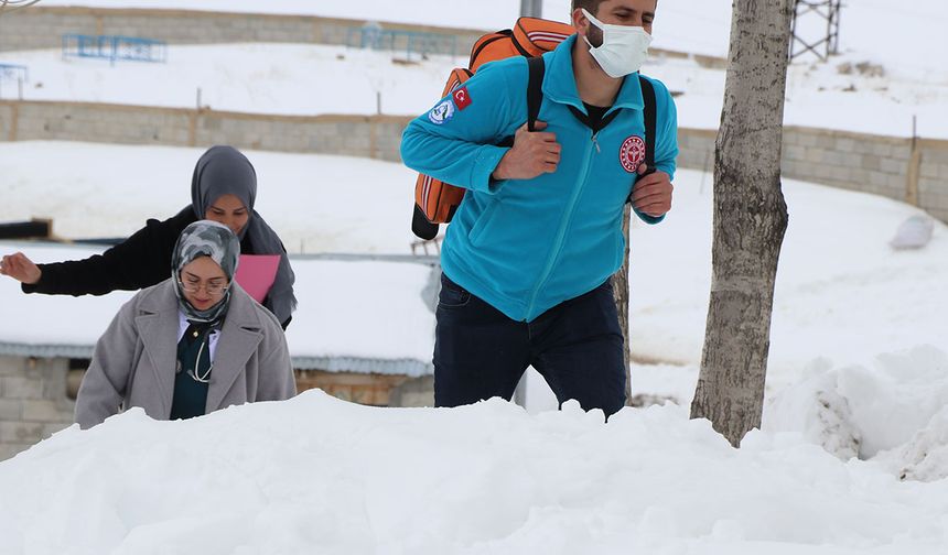Karda yürüyerek hastalarına ulaşıyor