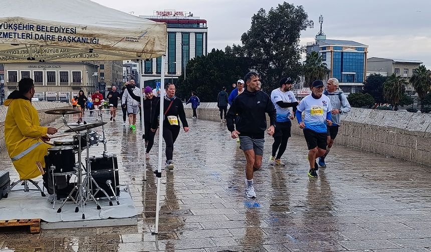 Yağmur altında yarı maraton