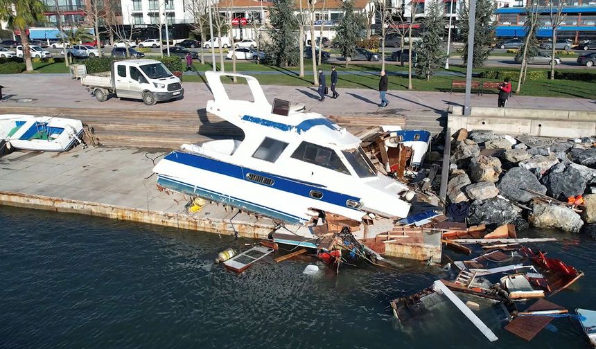 Tuzla sahilinde fırtına hasarı ortaya çıktı
