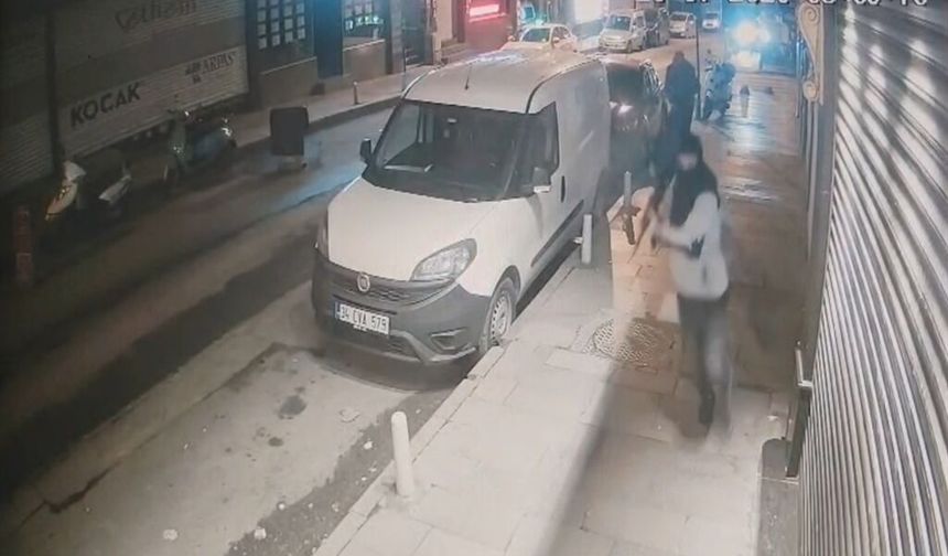 Elindeki kalaşnikofu kaptıran saldırgan ortalığı birbirine kattı