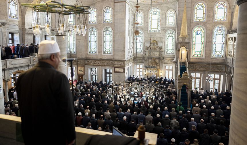 İstanbul'da ramazanın ilk cuma namazı kılındı
