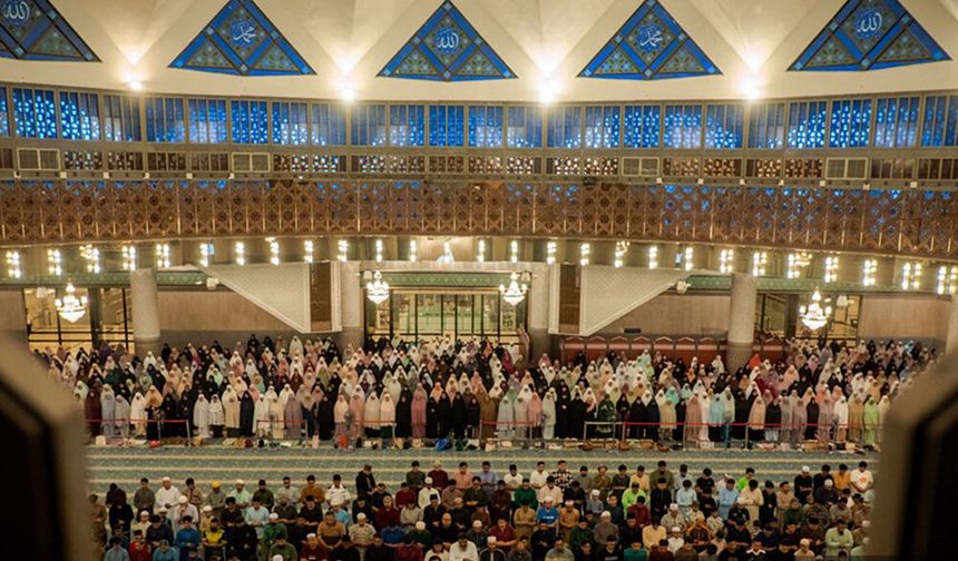 Malezya'da ilk teravih namazı kılındı